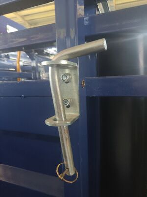 Blue Green Powder Coated Cattle Chute Crush With Extrusion The Body Of The Cow