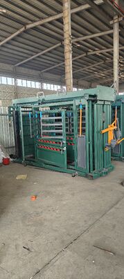 Blue Green Powder Coated Cattle Chute Crush With Extrusion The Body Of The Cow